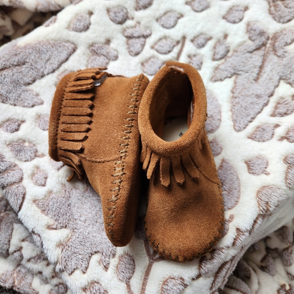 Like new leather Minnetonka moccasins